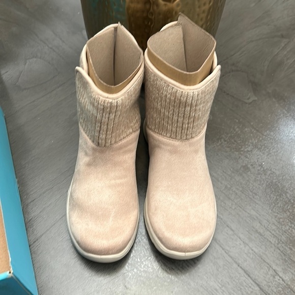 Women's BZEES Gloria Booties (WIDE) - Picture 6 of 11